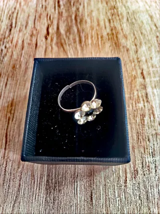 Anillo flor con piedras