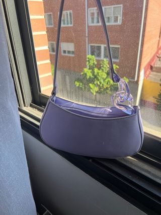 Bolso morado con asa de cadena