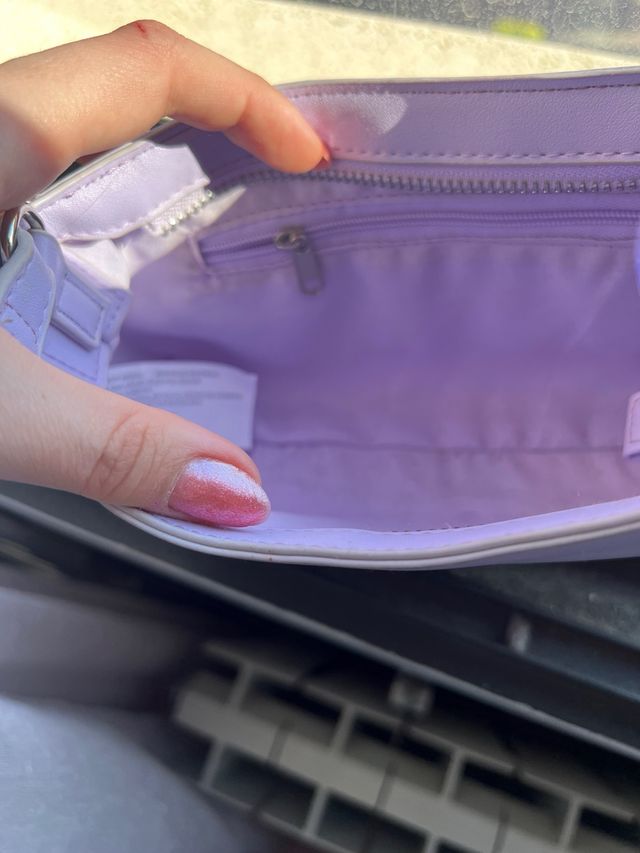 Bolso morado con asa de cadena