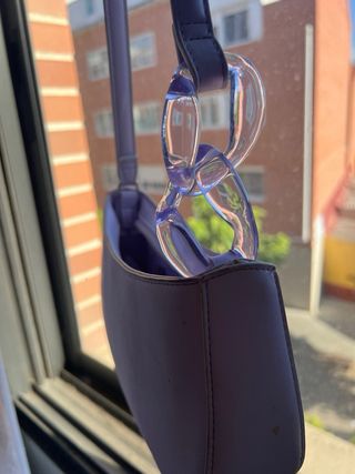 Bolso morado con asa de cadena