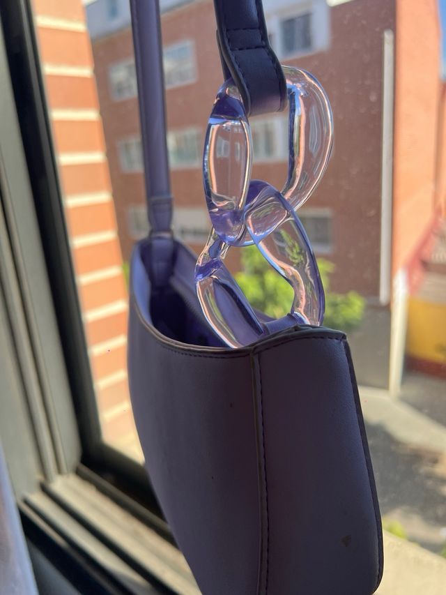 Bolso morado con asa de cadena