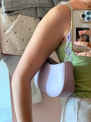 Bolso morado con asa de cadena