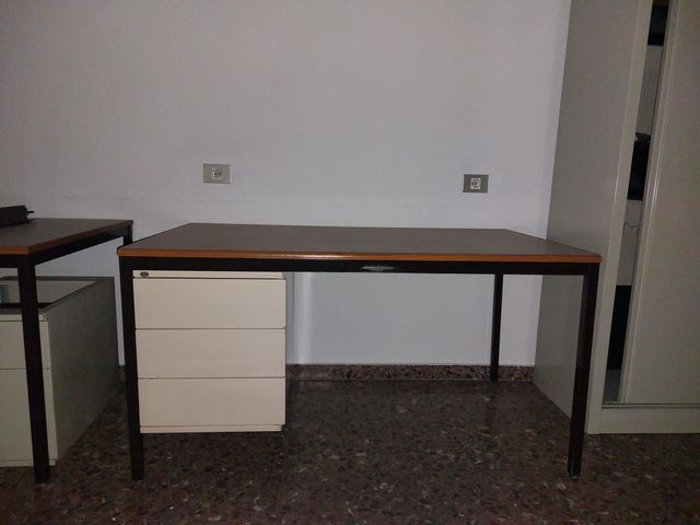 Mesa de oficina con sillas azules