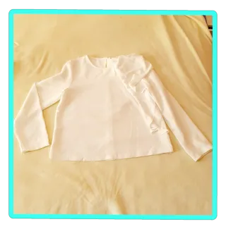 Blusa blanca con volantes