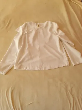 Blusa blanca con volantes
