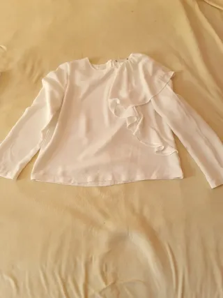 Blusa blanca con volantes