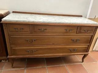 Cómoda de madera con tapa de mármol