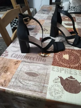 Zapatos de tacón negros para mujer