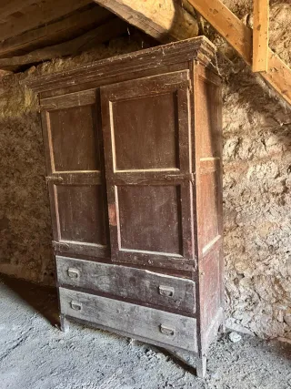 Armario antiguo de madera