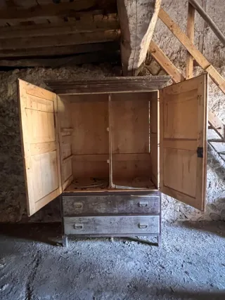 Armario antiguo de madera