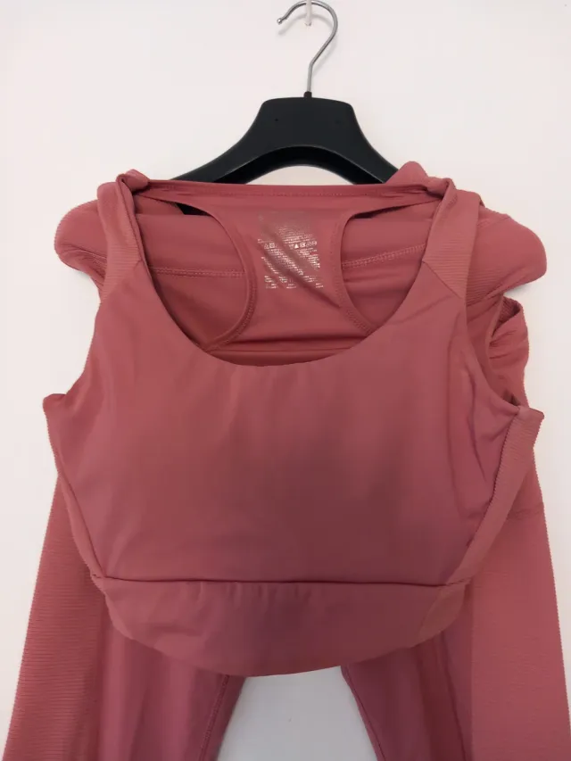 Conjunto deportivo rosa