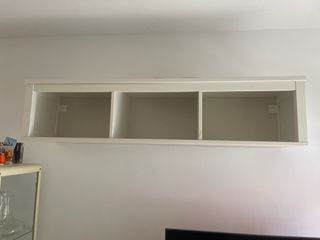 Estantería de pared blanca