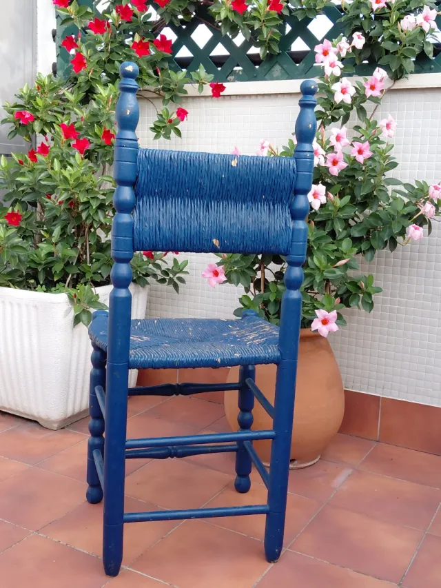 Silla rústica de madera azul