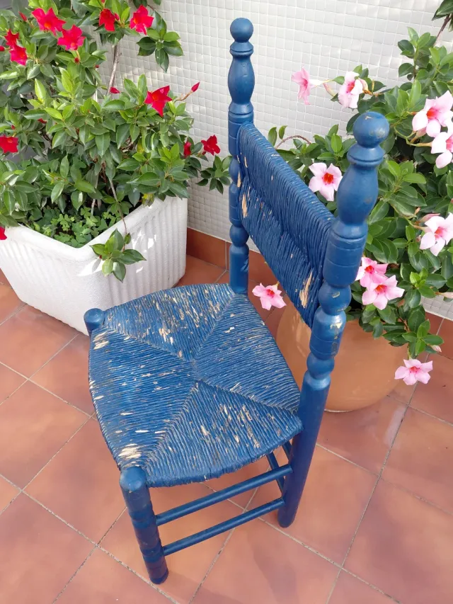 Silla rústica de madera azul