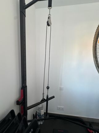 Gimnasio en casa: Rack, 130kg de pesas y barras