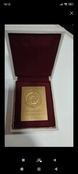 Placa dorada soviética con caja