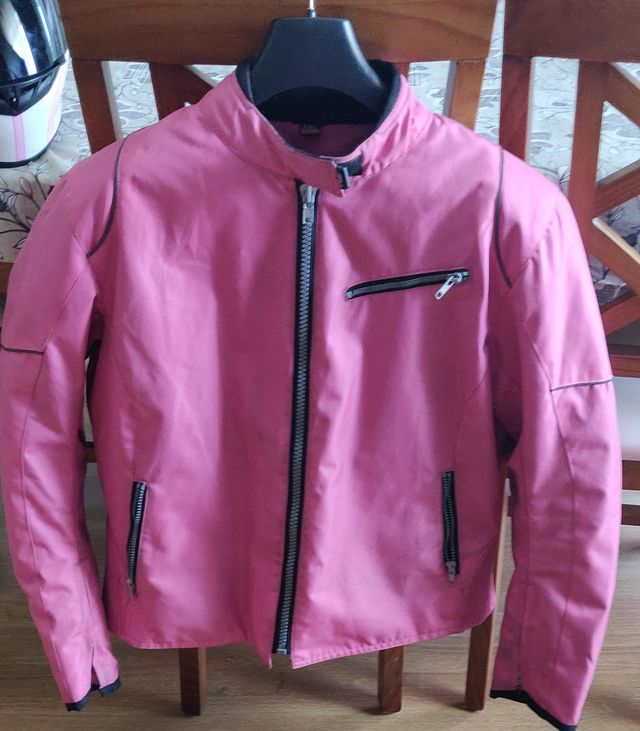 Chaqueta motera rosa con cremalleras