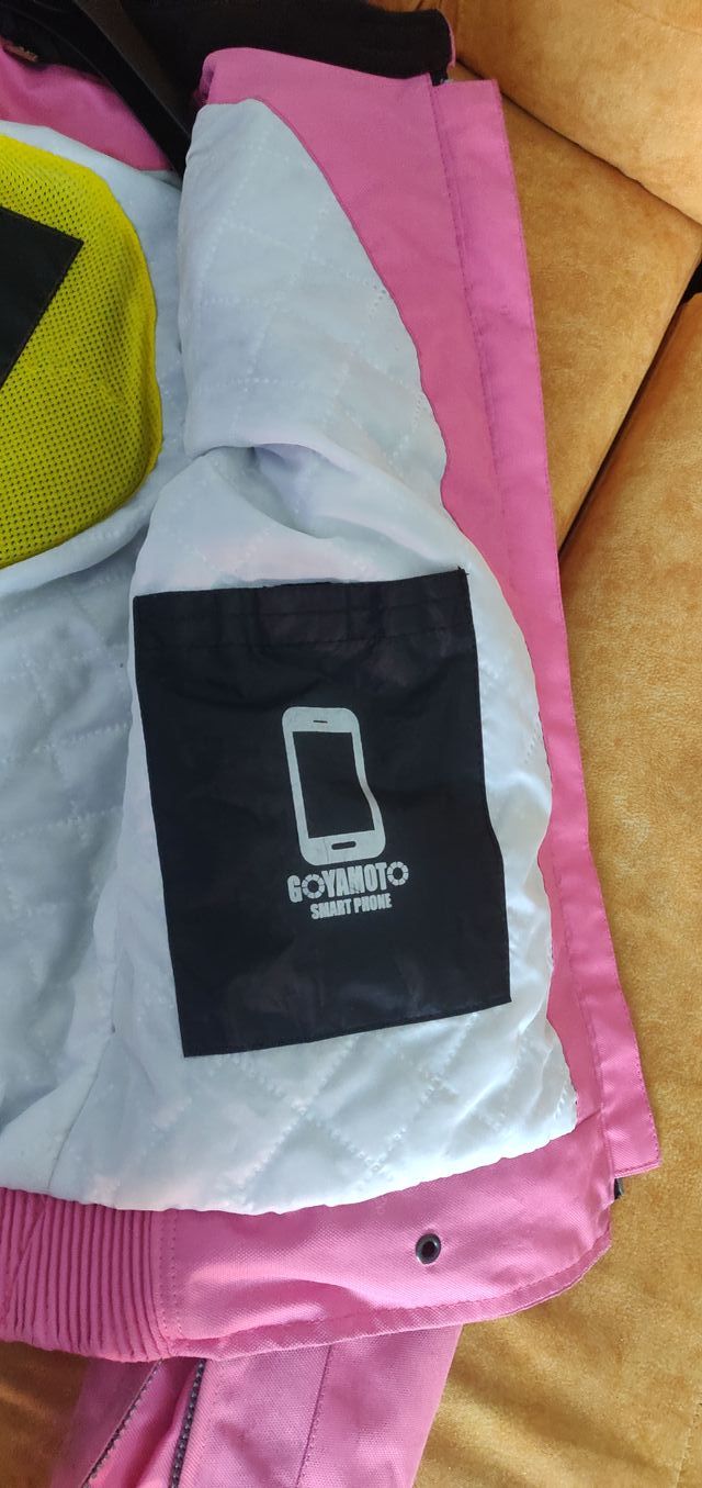 Chaqueta motera rosa con cremalleras