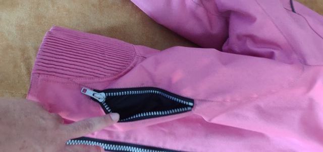 Chaqueta motera rosa con cremalleras