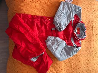 Mono de esquí rojo y gris