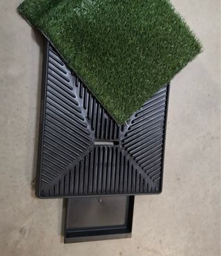 Inodoro para perros con césped artificial