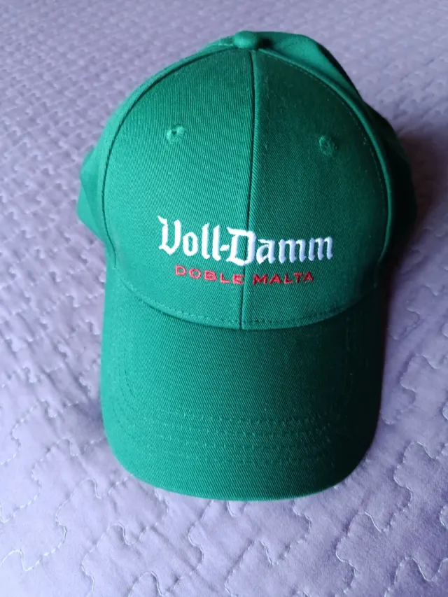 Gorra verde con texto