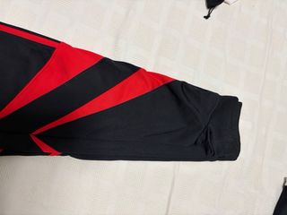 Pantalón chándal Adidas negro y rojo