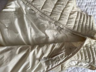 Chaleco acolchado beige, con bolsillo interior.