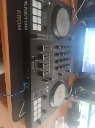 Controlador DJ Traktor Kontrol S3