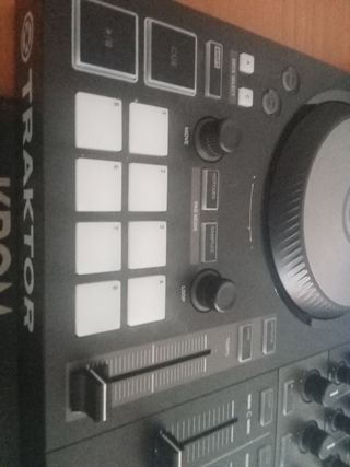 Controlador DJ Traktor Kontrol S3