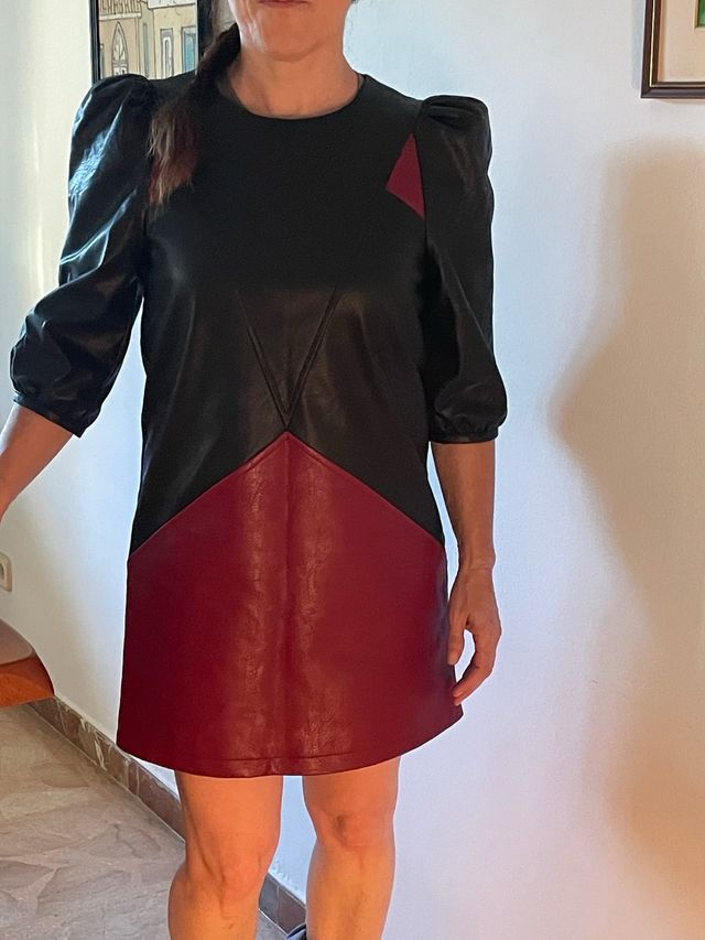 Vestido de piel de diseño negro y rojo. 