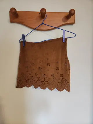 Falda marrón con bordado floral