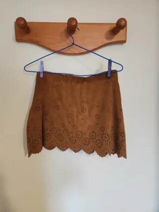 Falda marrón con bordado floral