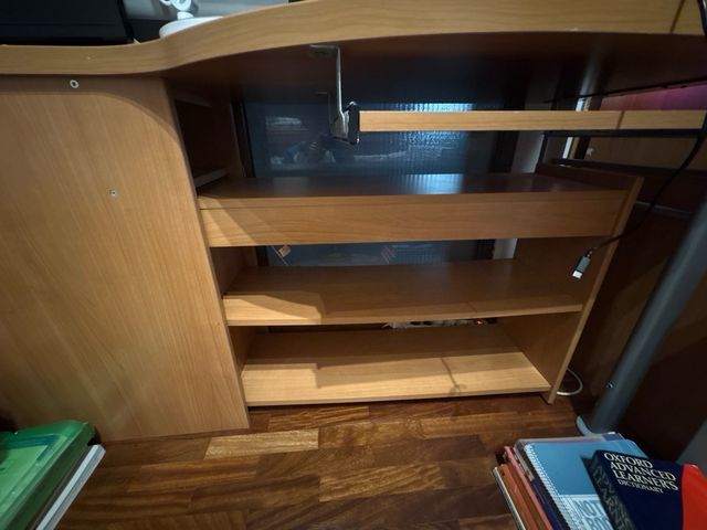 Scrivania in legno con contenitore