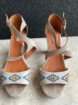 Tacones Geox Gris con toques azules y marrones 