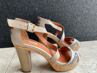 Tacones Geox Gris con toques azules y marrones 