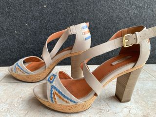 Tacones Geox Gris con toques azules y marrones 