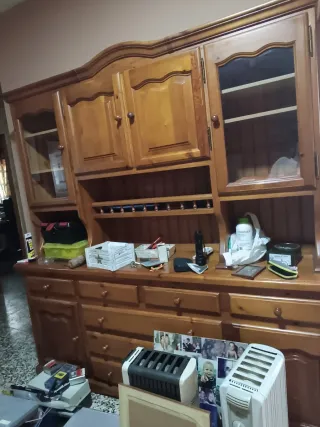 Mobili in pino con vetrine complete 

