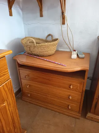 Mobili in pino con vetrine complete 
