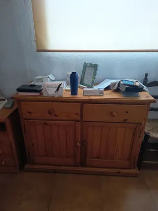 Mobili in pino con vetrine complete 
