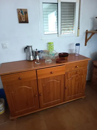Mobili in pino con vetrine complete 
