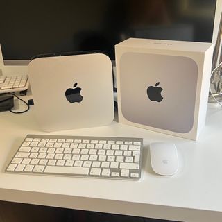 Mac mini M1 con teclado y ratón