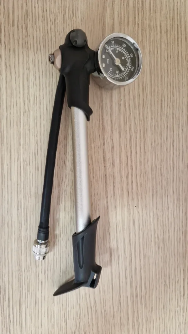 Bomba de aire para amortiguadores de bici