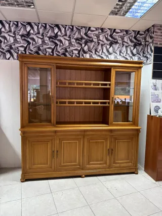Mueble de madera con vitrina