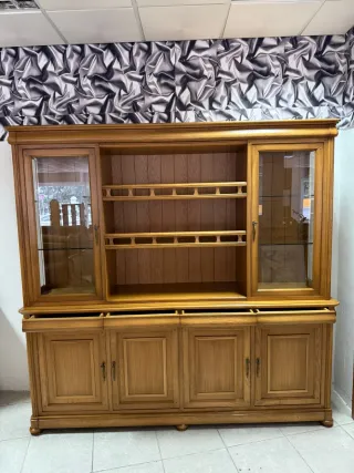 Mueble de madera con vitrina