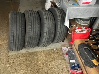 4 Neumáticos de coche se ve una mancha es agua 