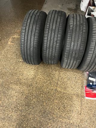 4 Neumáticos de coche se ve una mancha es agua 