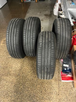 4 Neumáticos de coche se ve una mancha es agua 
