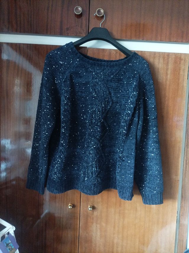 Jersey azul marino con puntos blancos