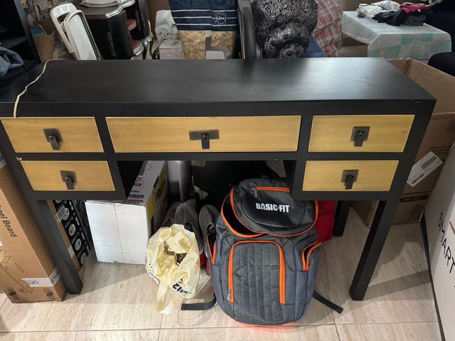 Mueble estilo japonés negro y dorado